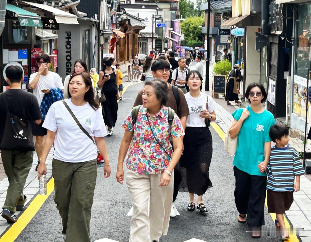 别被90元免签费感动！韩国加码示好，实则是经济“救命”！
 
韩国延长中国团客签