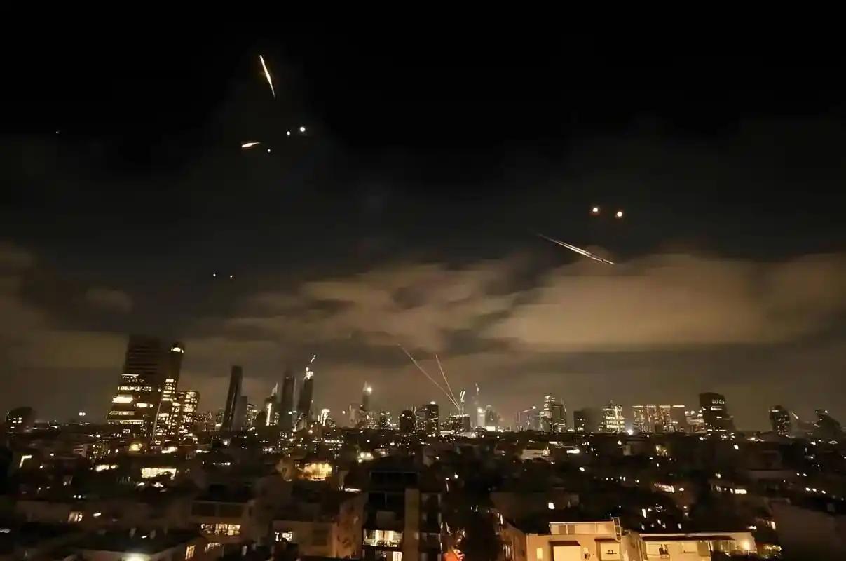 导弹残骸坠落市区！
以军防空失效，平民伤亡数字被隐瞒？
 
当地时间4月1日下午