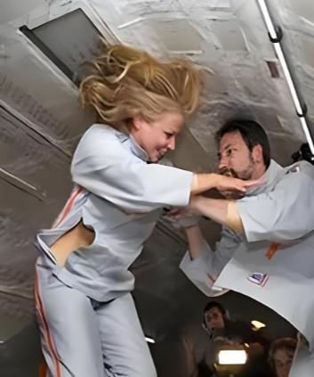 1992年，首对美国夫妻宇航员上天，在完成8天的太空之旅后，记者们急冲冲的抛出问