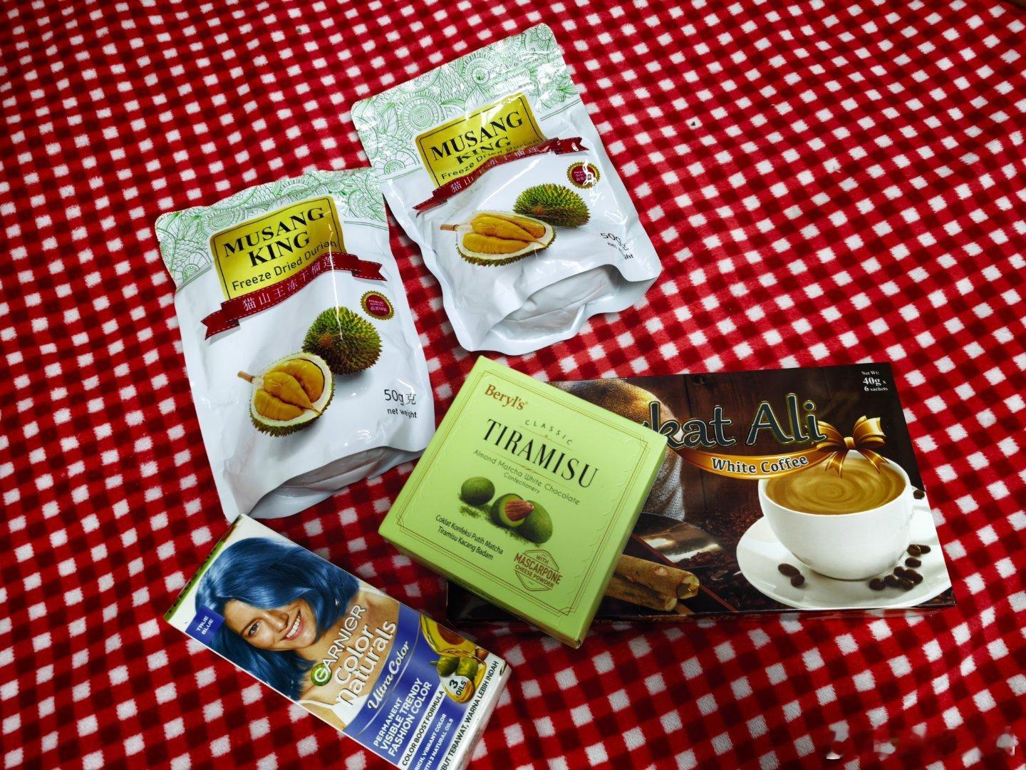 嘿嘿嘿出去玩给你们带了一份小礼物！两份榴莲冻干，一份咖啡，一份巧克力还有一个蓝色