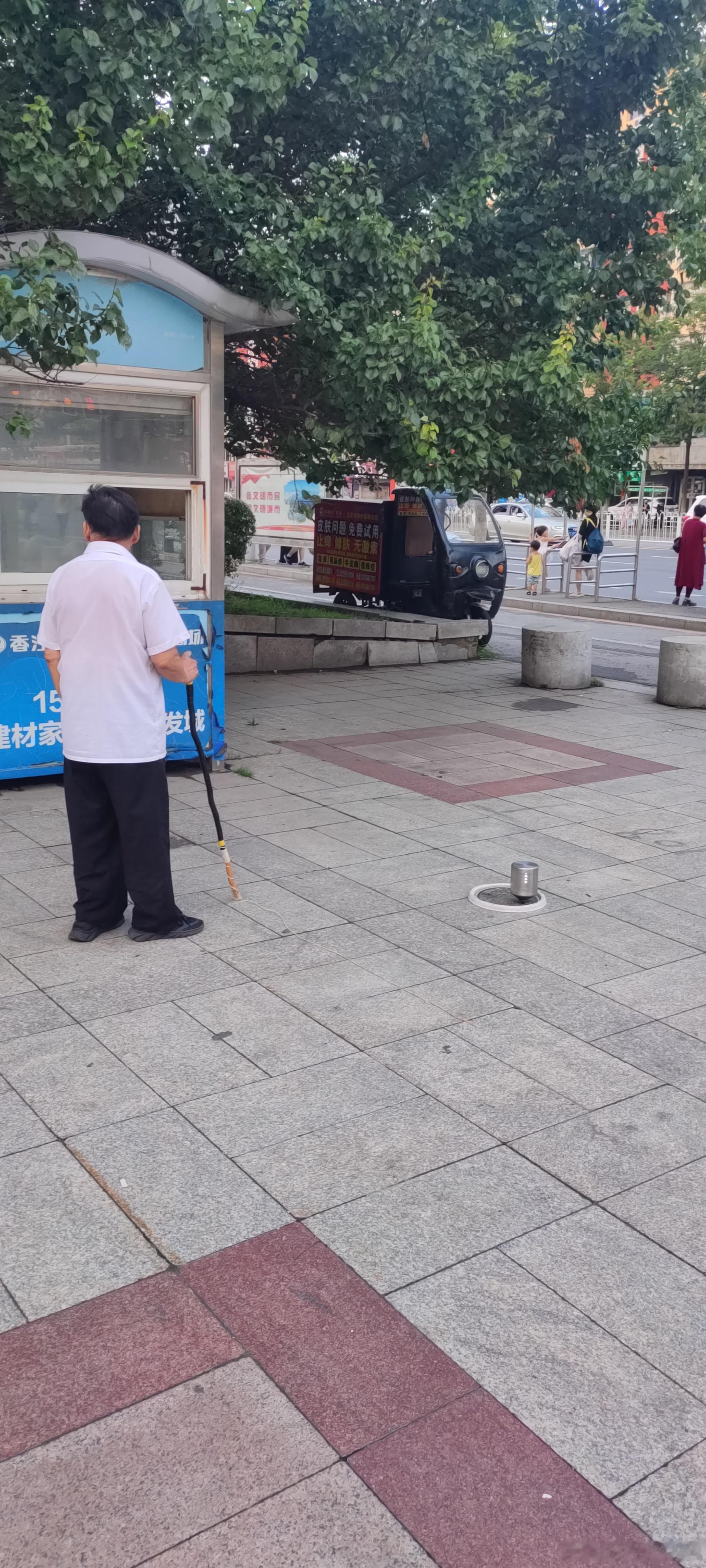 在广场看见大爷抽陀螺，我现在全速前进，回家看比赛[馋嘴]大金子状态电竞大金子[超