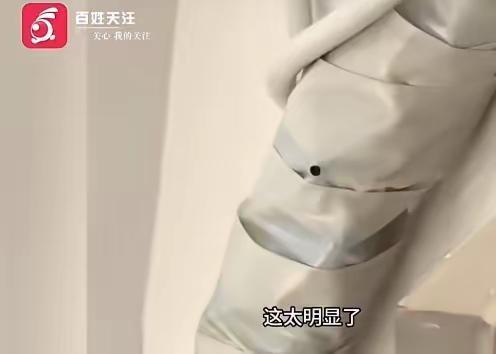 四川成都，两女子入住一家民宿后准备休息，当其中一女子在房间里溜达时，正好发现对着