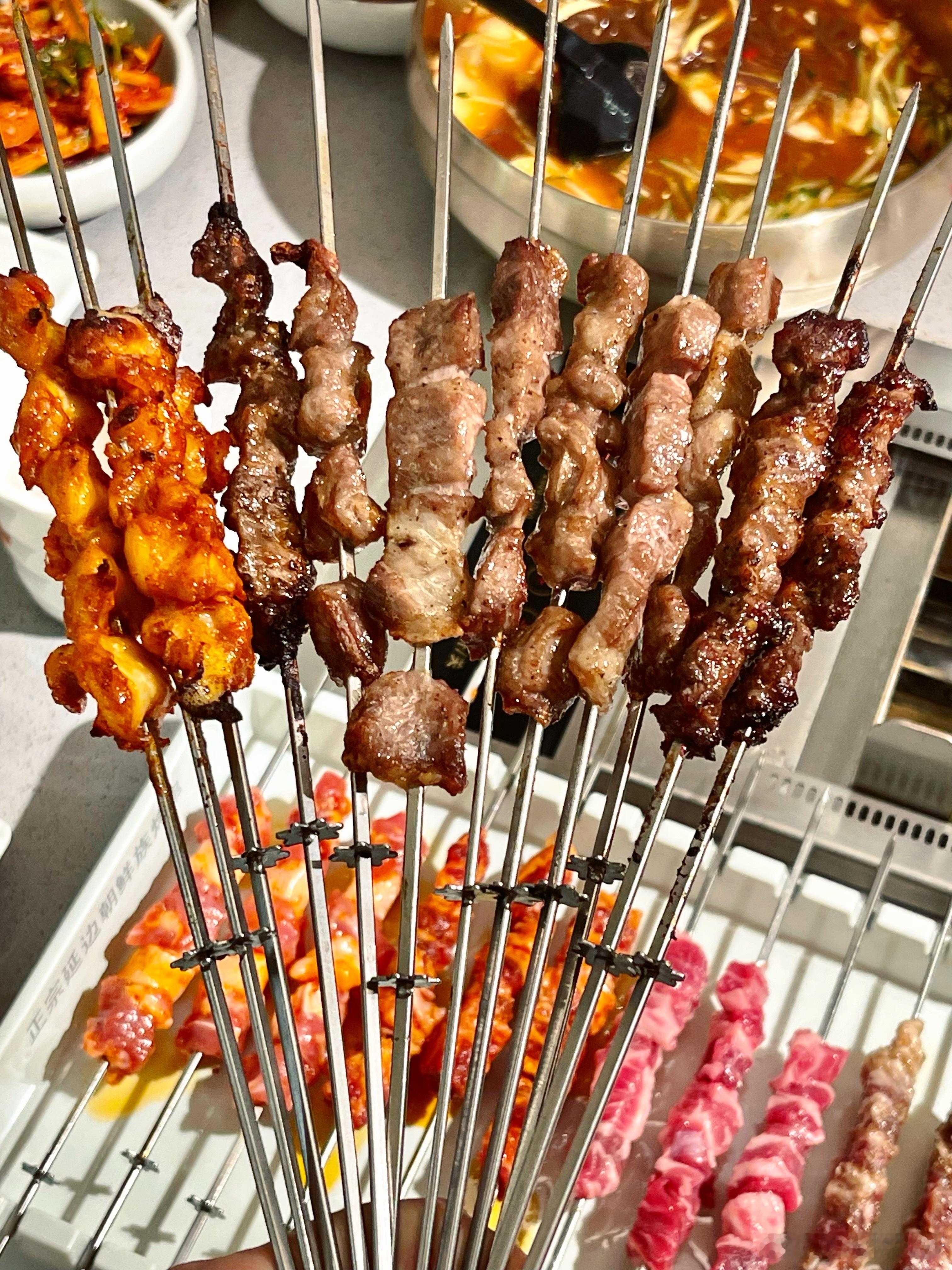 冬天就是要吃烧烤🍢🍢🍢一根根肉串拿起来撸好过瘾！！他们家的肉肉都好好吃哦！