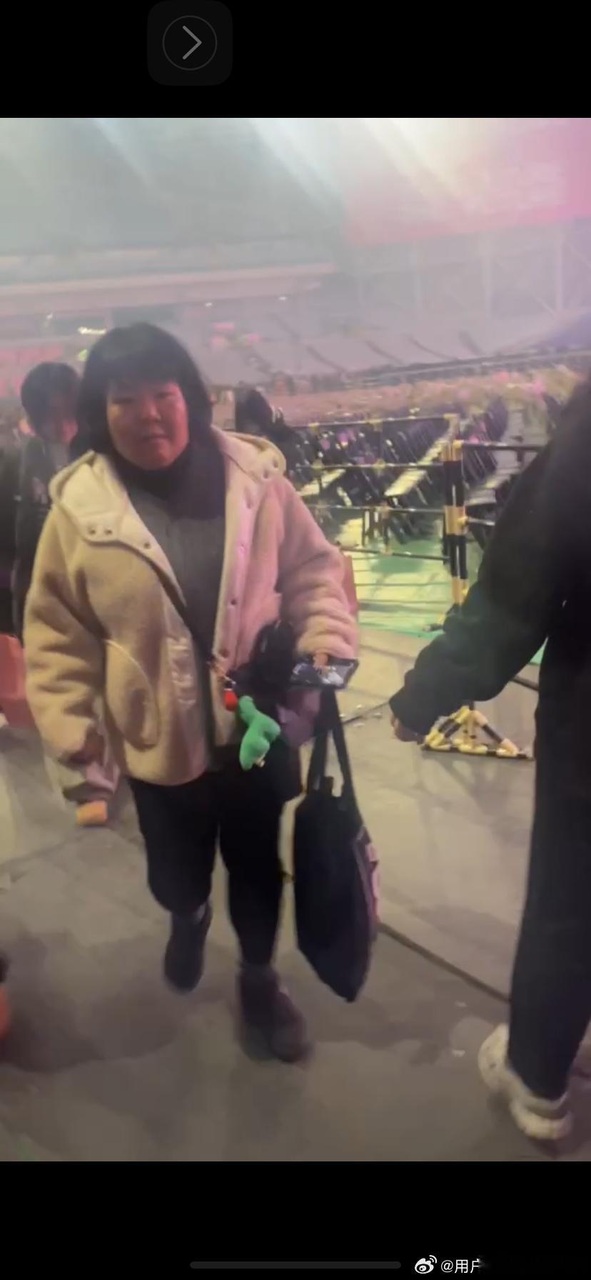smtown韩女及工作人员歧视殴打观众 🇰🇷是把80刻在骨子里面了吗滚出来说