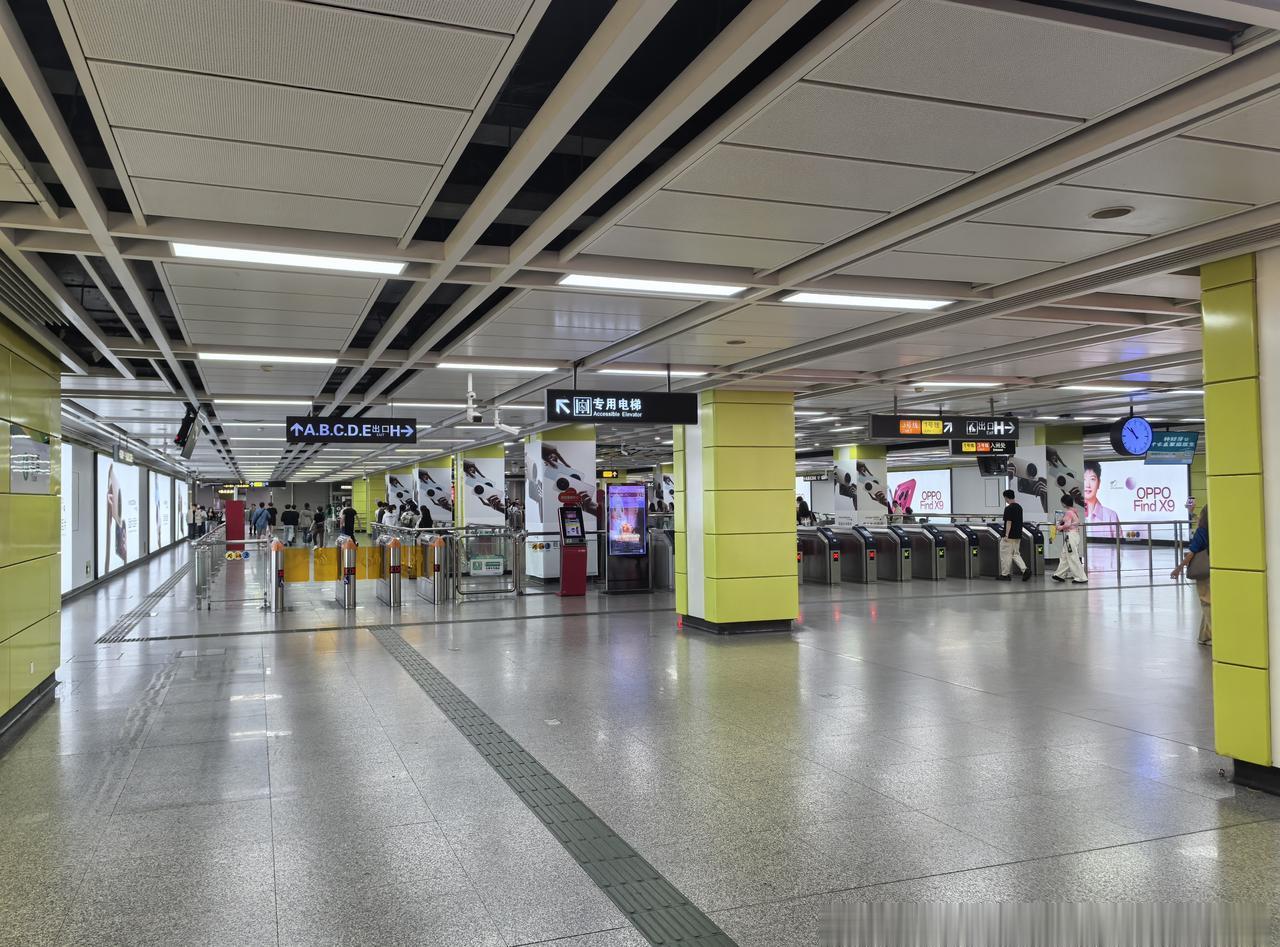 网友：今晚（2025.11.1周六）广州地铁体育西路站实况，
图1为22:51体