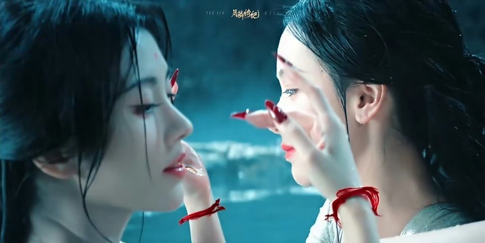 月鳞绮纪青白双生青为刃，白为裳；一飒一柔，双生绝唱。鞠婧祎锋芒藏眸，陈都灵清艳入