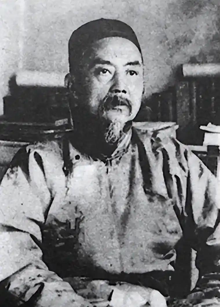 1925年，北京六国饭店的酒会上，一个美国女人用英语当众羞辱一位中国老人。
 