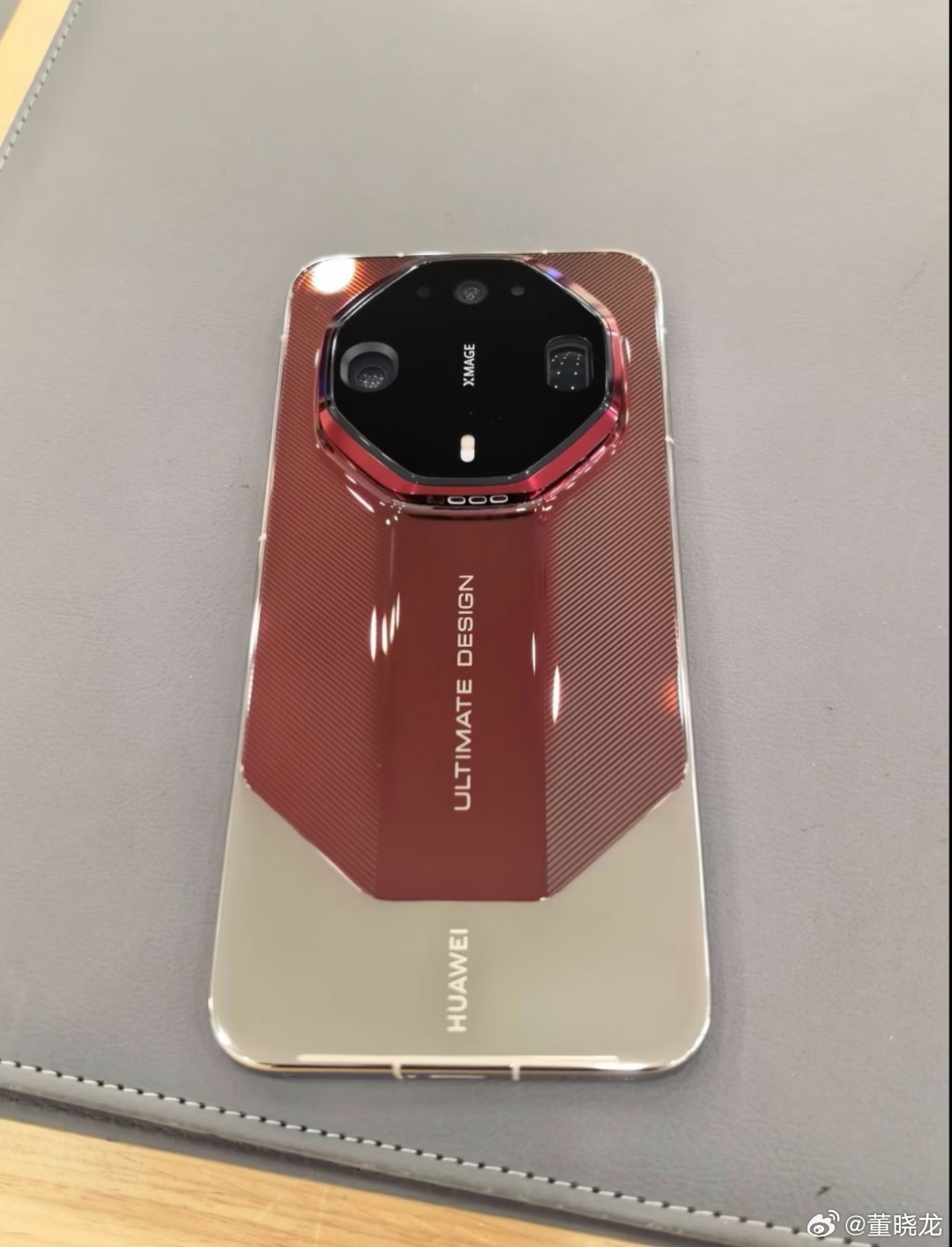 看网图，非凡大师比普通版高级很多。华为Mate90线下分货 ​​​