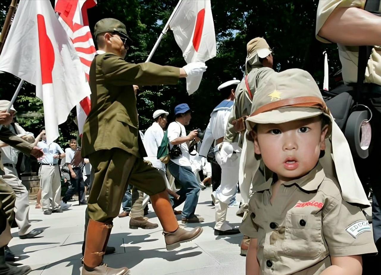 日本这个国家还有救吗？
这么小的小孩，就带着他们打着二战星条旗拜鬼。小本子整个国