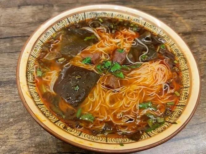 临近放学，突然特想嗦粉，看到下班路上新开的一家绵阳米粉店，便顺脚拐了进去。

才
