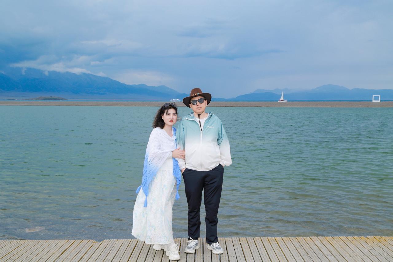 携手走过二十四载光阴，此间有浓情甜蜜，亦有隔阂怨怼;有暗自猜忌，也有重重误解;同