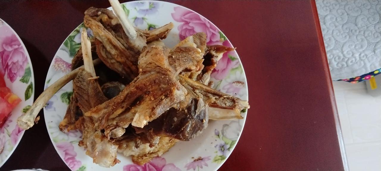 老两口没事喝点！55º老白干，38元一斤，不上头，不错。
自己烤的羊排，炒羊头肉