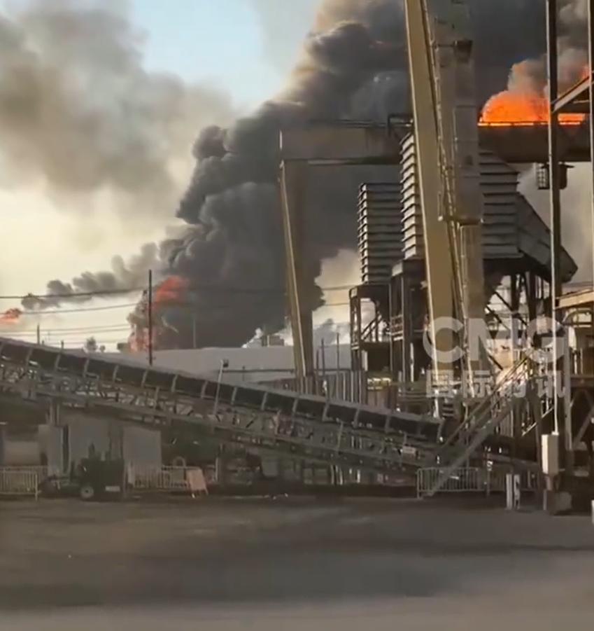 突发！美国得州炼油厂炸了，火光冲天吓懵众人！
当地时间3月23日晚，一声巨响划破