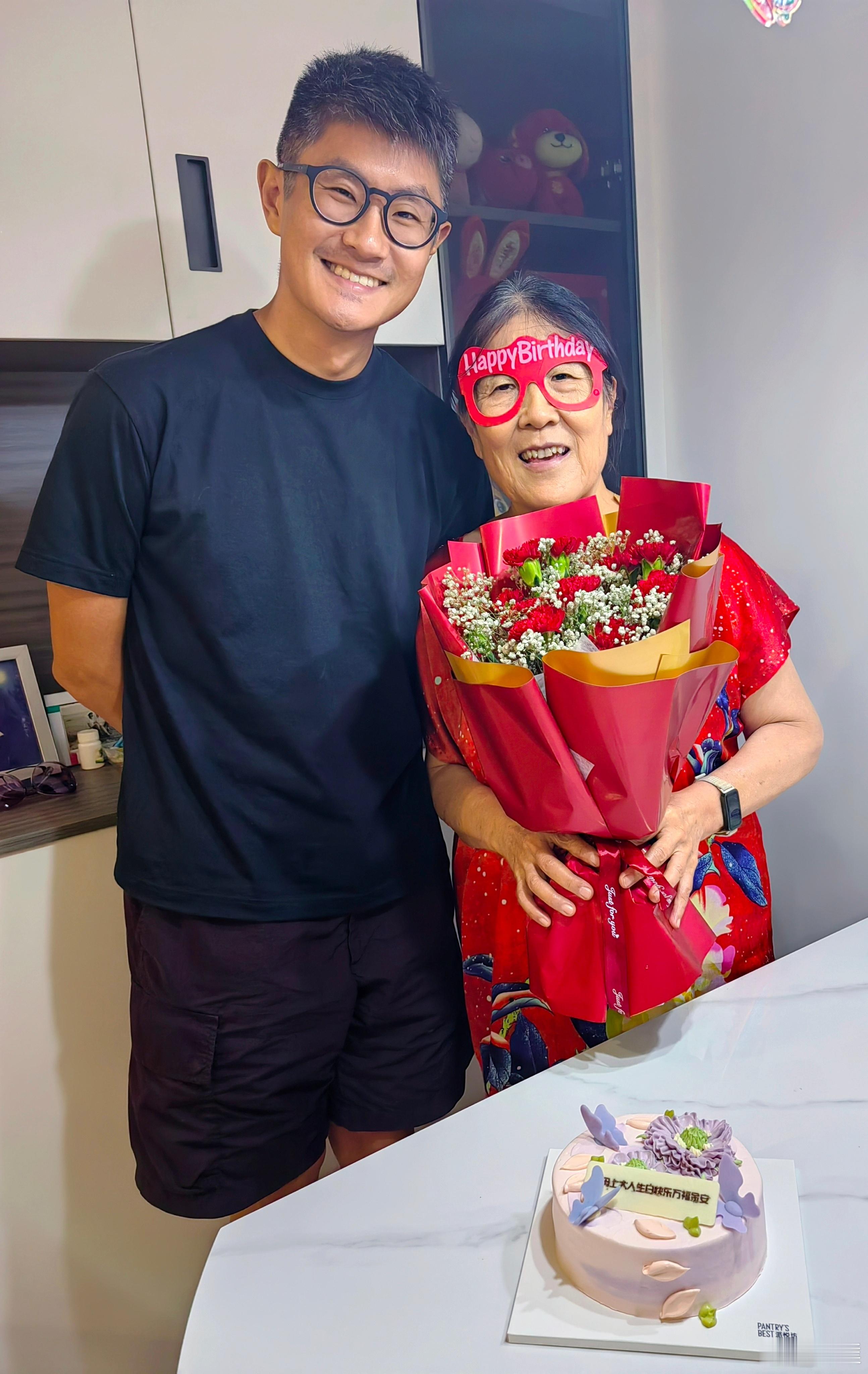 很神奇的一件事情是：我和我妈同一天生日。  ​​​