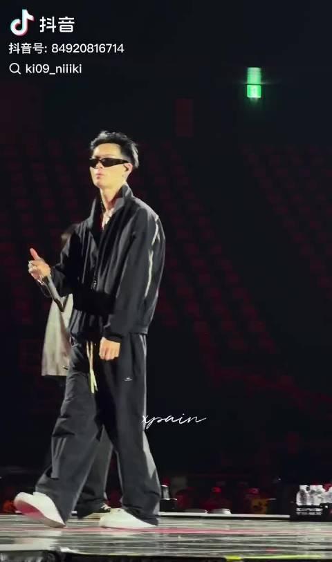 西村力演唱会的状态
非常开心，mina离世对他没影响 ​​​