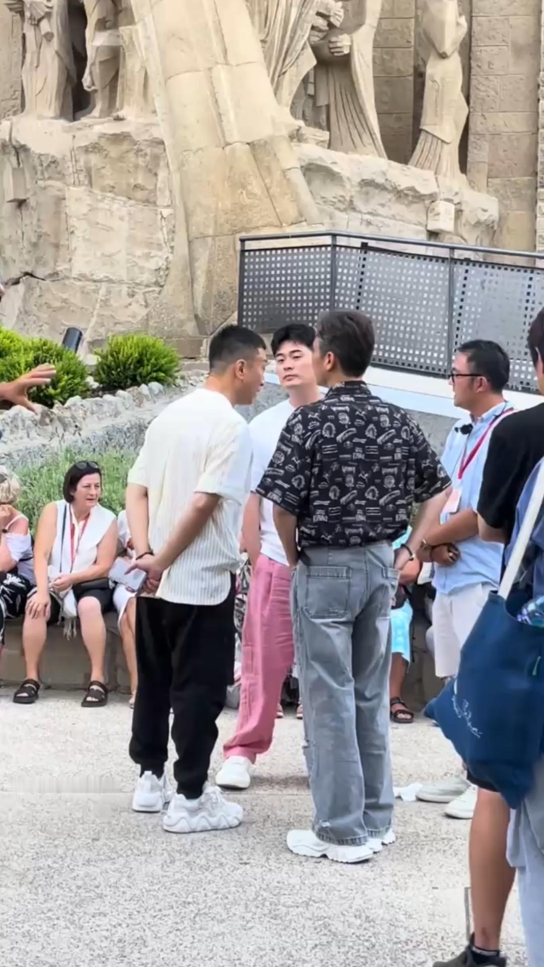 在国外，怎么知道对方是不是中国人，看他们的站姿就分辨出来。考考你们的眼力，这三个