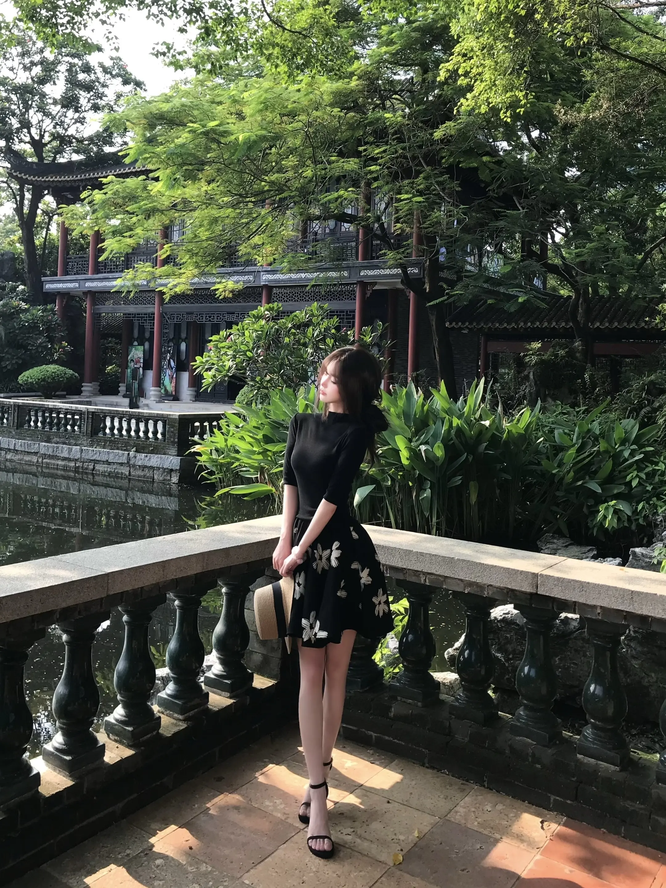 你叹缘分太浅薄 又叹命运太深 即使刻舟求剑也难以将掌纹重叠