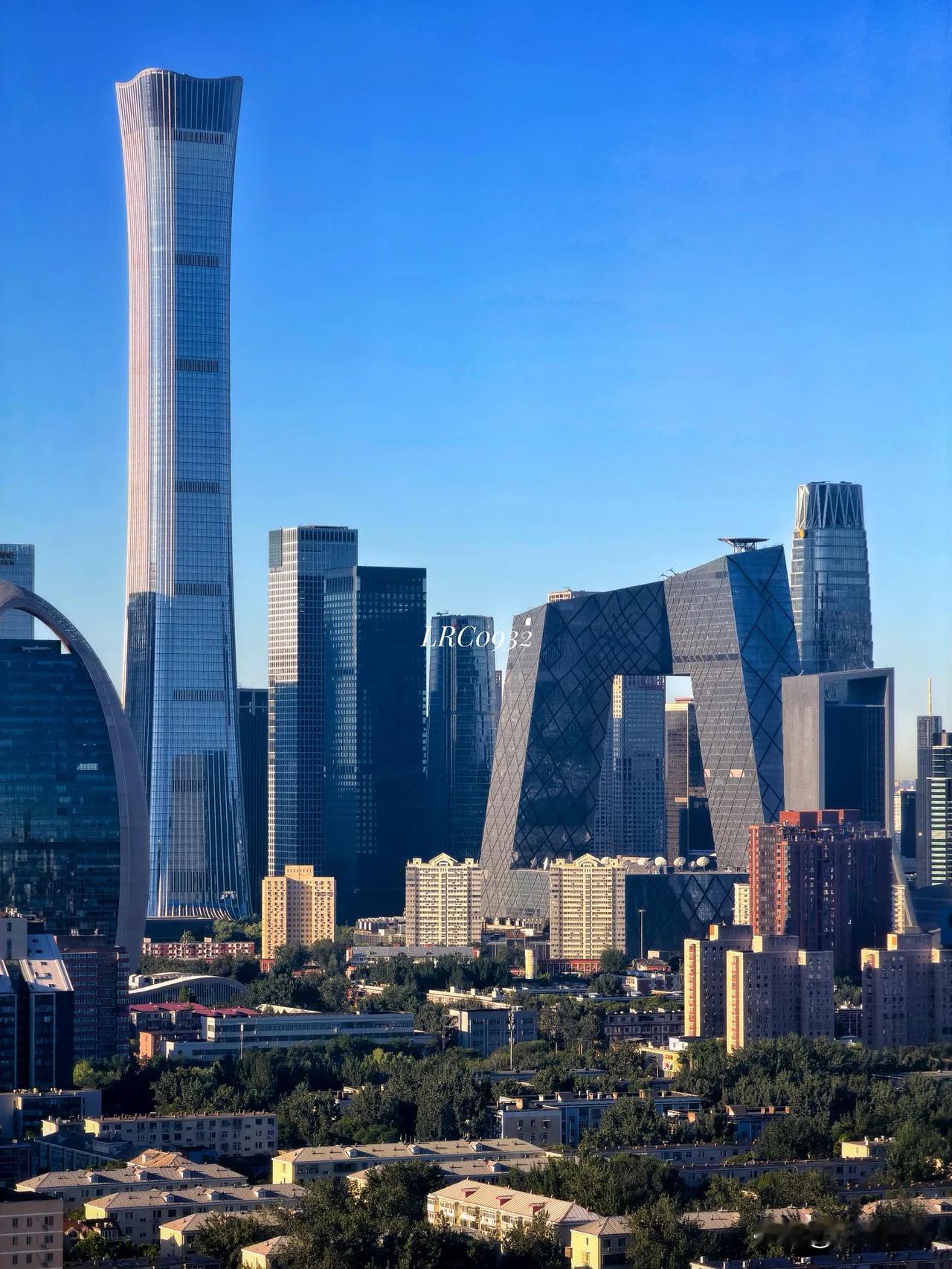 北京秋日清晨远望国贸CBD。