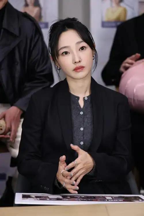 近日，演员白百何被拍到带孩子在公共场合随地小便，这一行为引发了广泛争议。白百何 