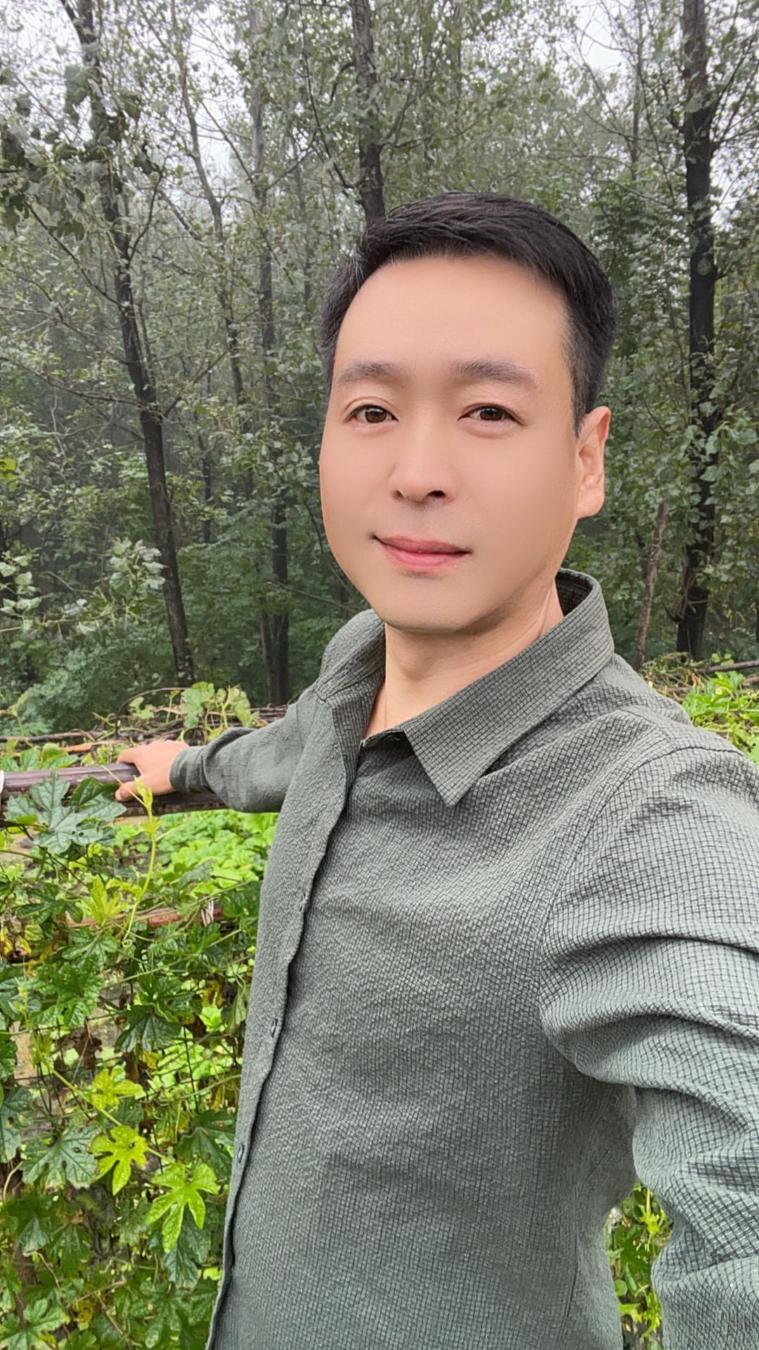 强者不需要强者，而那个能让你卸下盔甲的女人本来就是不是弱者，她只是外表...