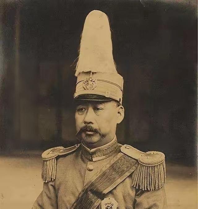 1921年，杜月笙带着30000大洋来找卢小嘉，求他放了黄金荣，但卢小嘉却说道：