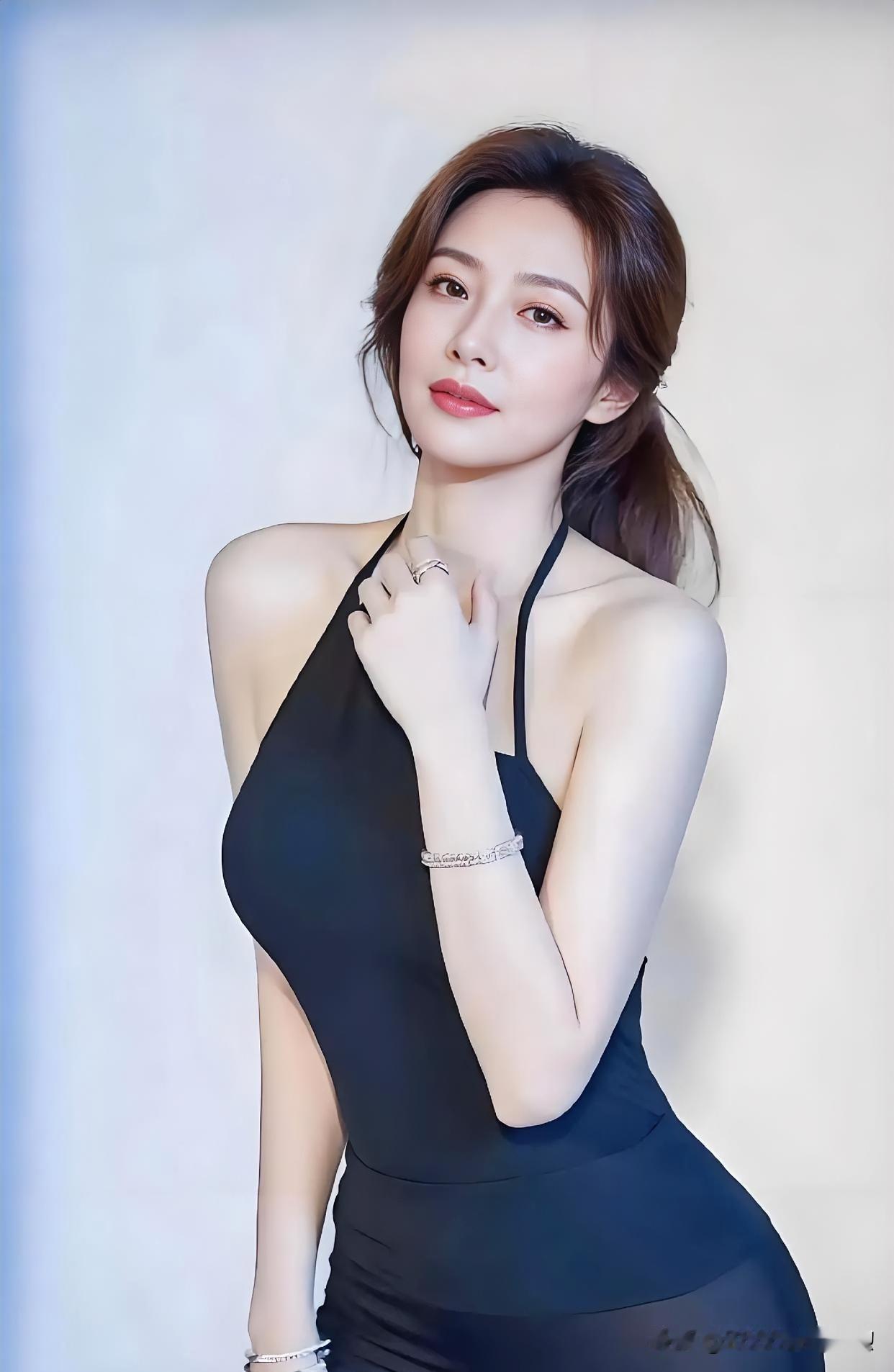 散文诗：《墨韵凝光》

墨色凝裙曳月华，腕间银链耀星沙。

眸如秋水含星语，指触