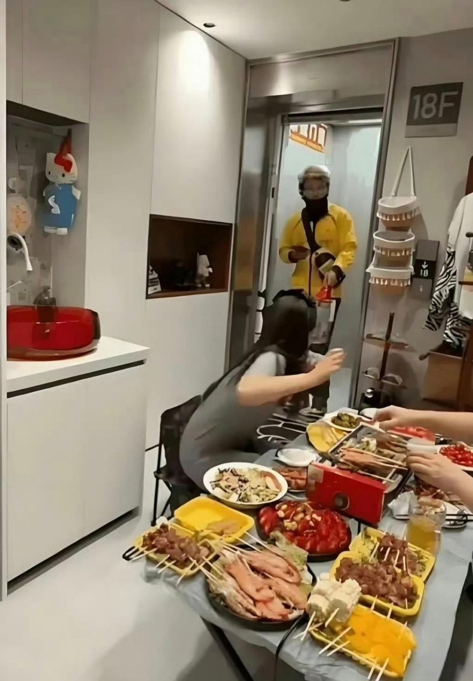 电梯一开就是家门，一户一梯太爽了。 