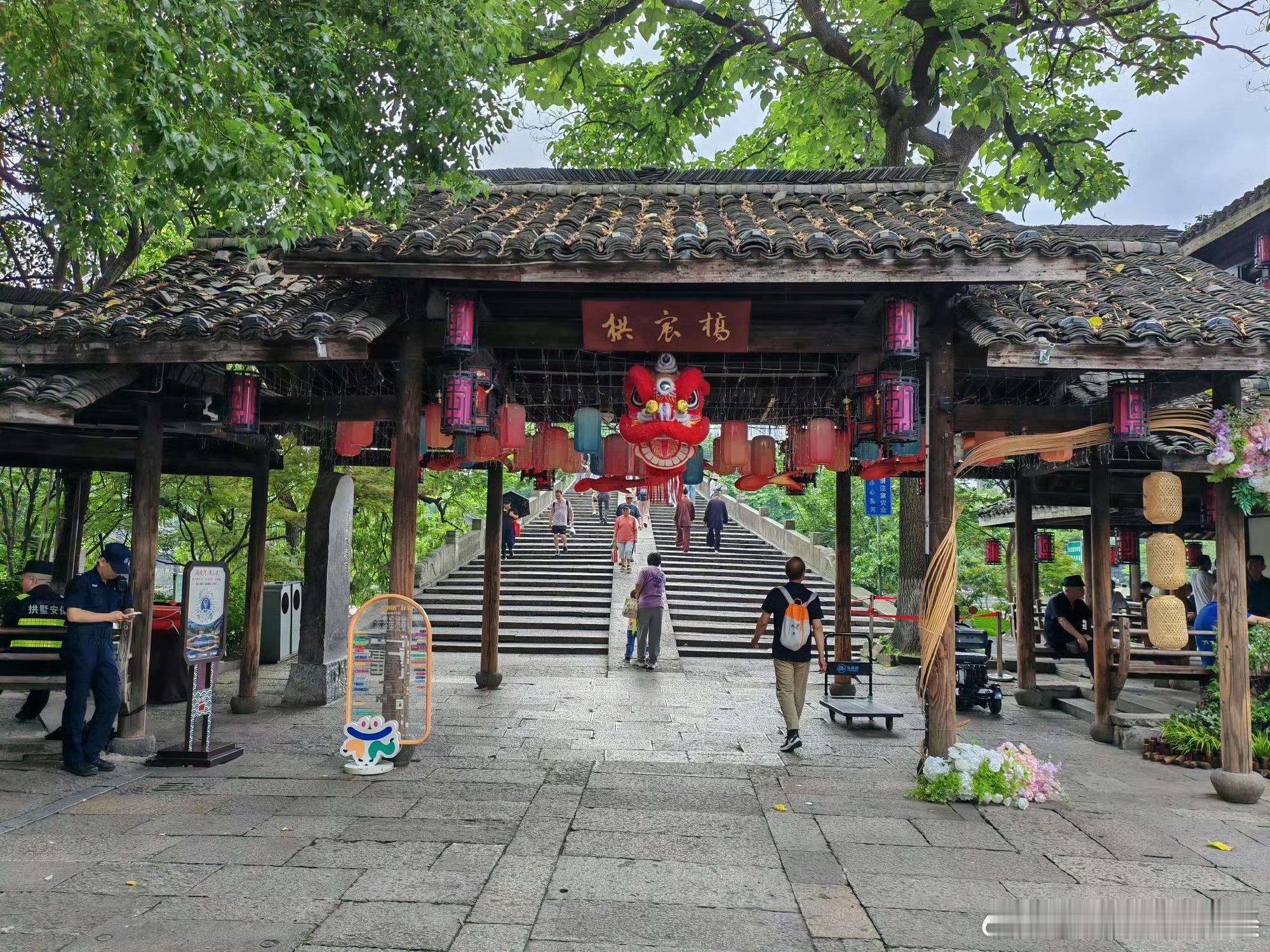 明朝的浪漫在杭州具象化了跨越百年时光，明朝的风雅在杭州落地开花。古籍展留存着明代
