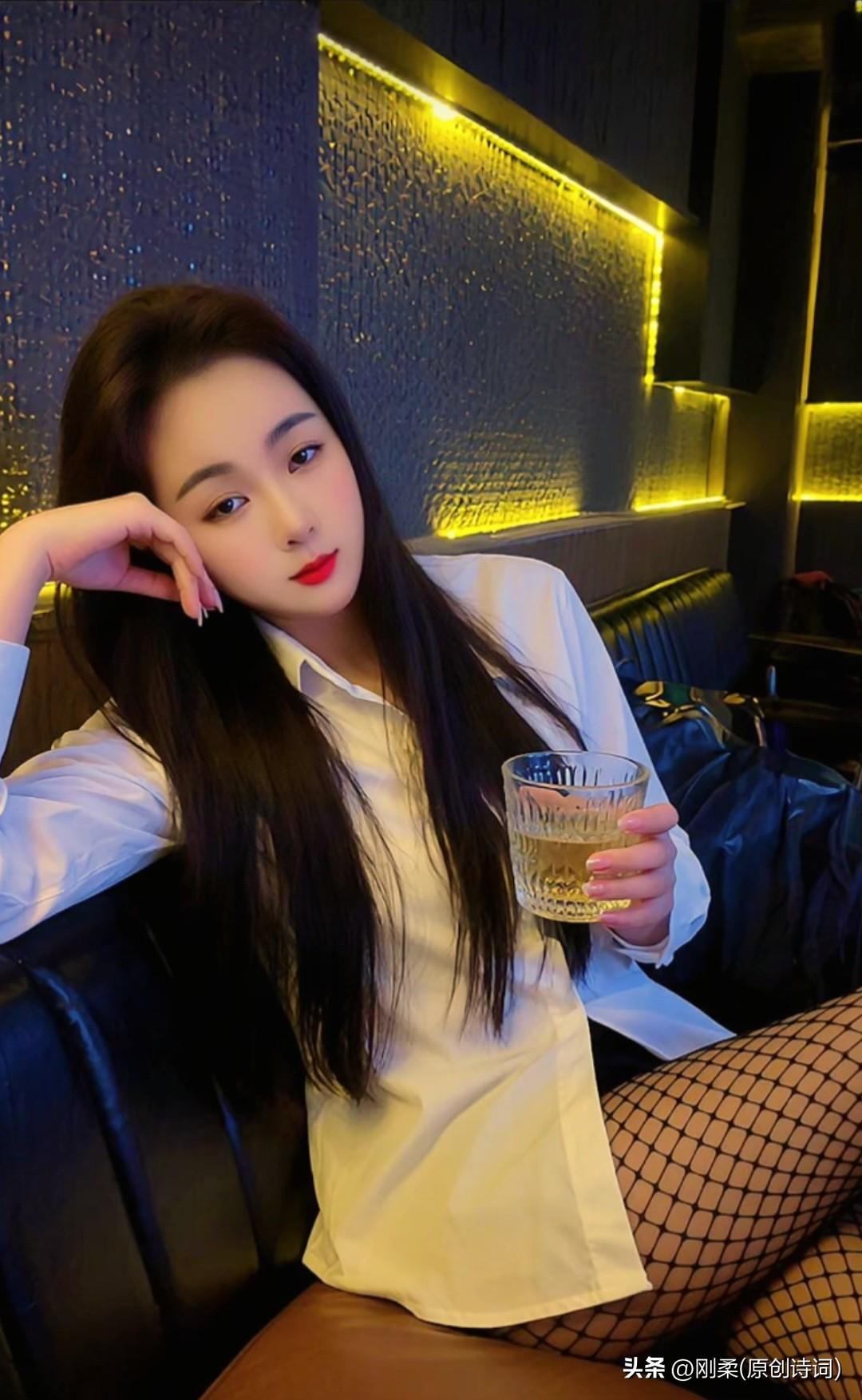 七绝·孤杯憾
文/刚柔

独持杯酒叹情讹，过客相逢尽逝波。
昔日温柔轻掠过，空余