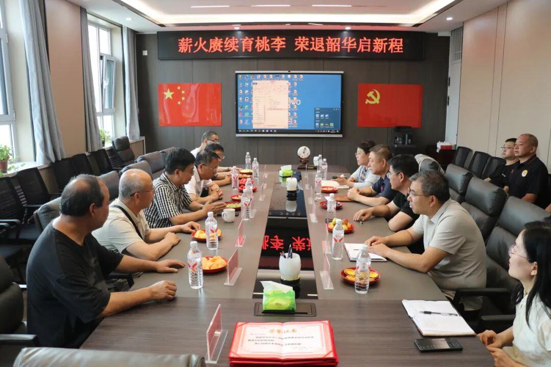 山西长治二中2026年度退休教工欢送仪式
        6月17日举办，党委副