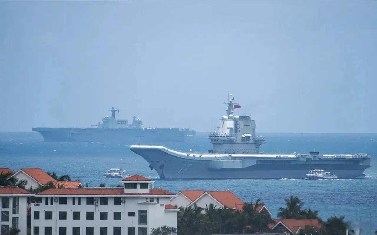 罕见而又壮观的场景，航母“山东舰”与075两栖舰“海南舰”在近海同框，两艘军舰都