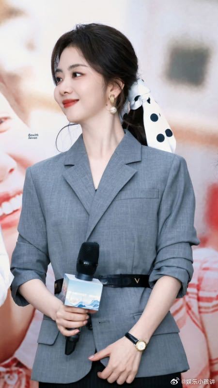 歌手谭松韵顶号演员谭松韵 被演员耽误的实力派歌手！谭松韵扫楼清唱《友情岁月》太稳