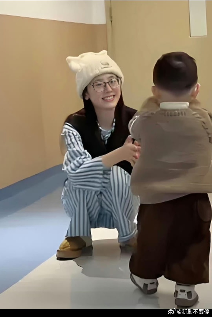 一栗小莎子近况 抗癌路已过三分之一！3次化疗后主动剪发存发做假发，停工专注治疗，