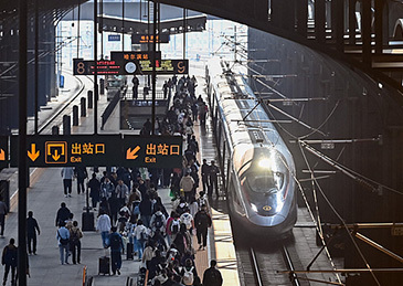 【创新高！清明假期全社会跨区域人员流动量约7.9亿人次】#清明假期跨区域人员流动