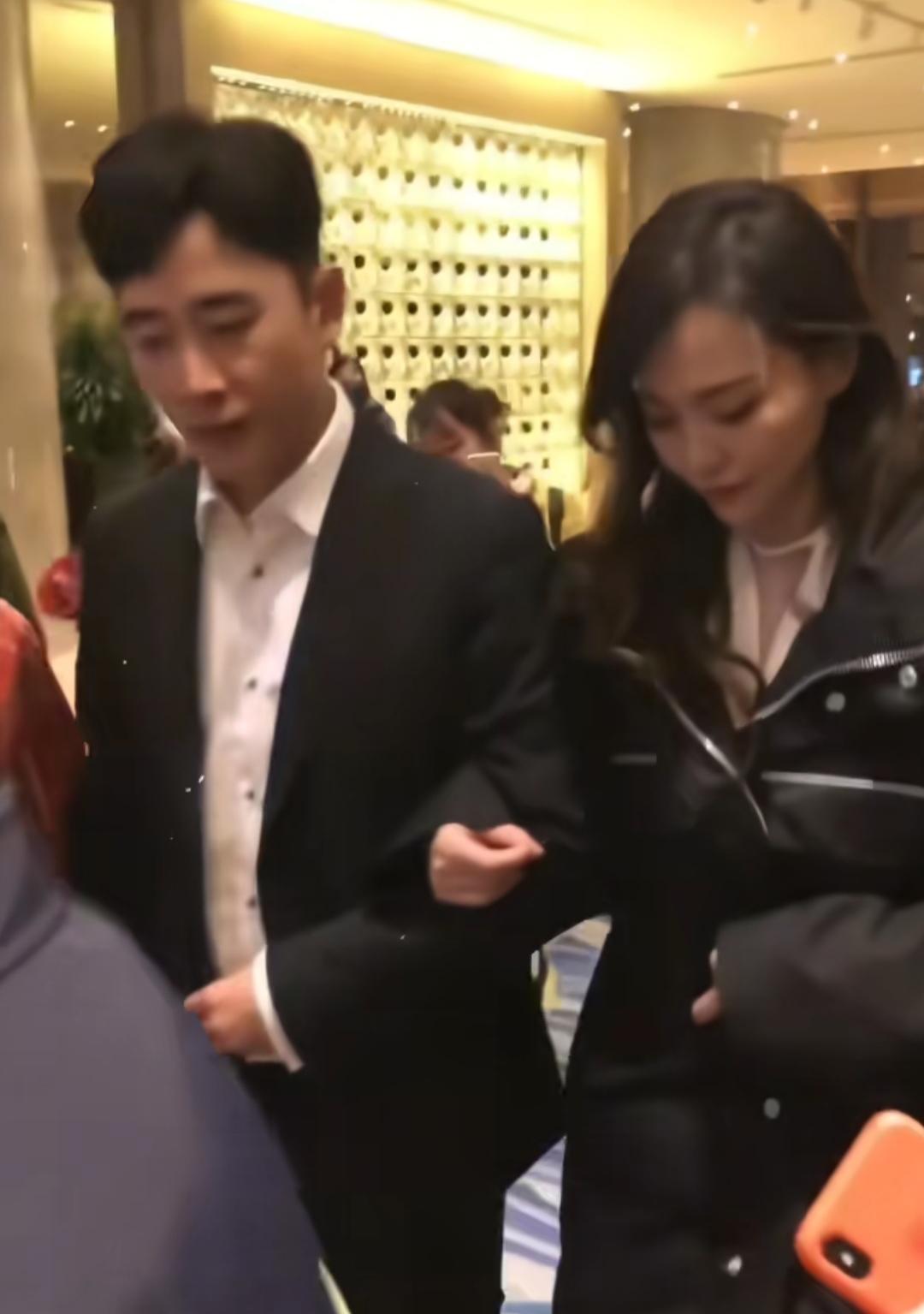 唐嫣和罗晋又被传婚变了，
这次是狗仔刘大锤，
直播的时候说的，
说他们两人同城不