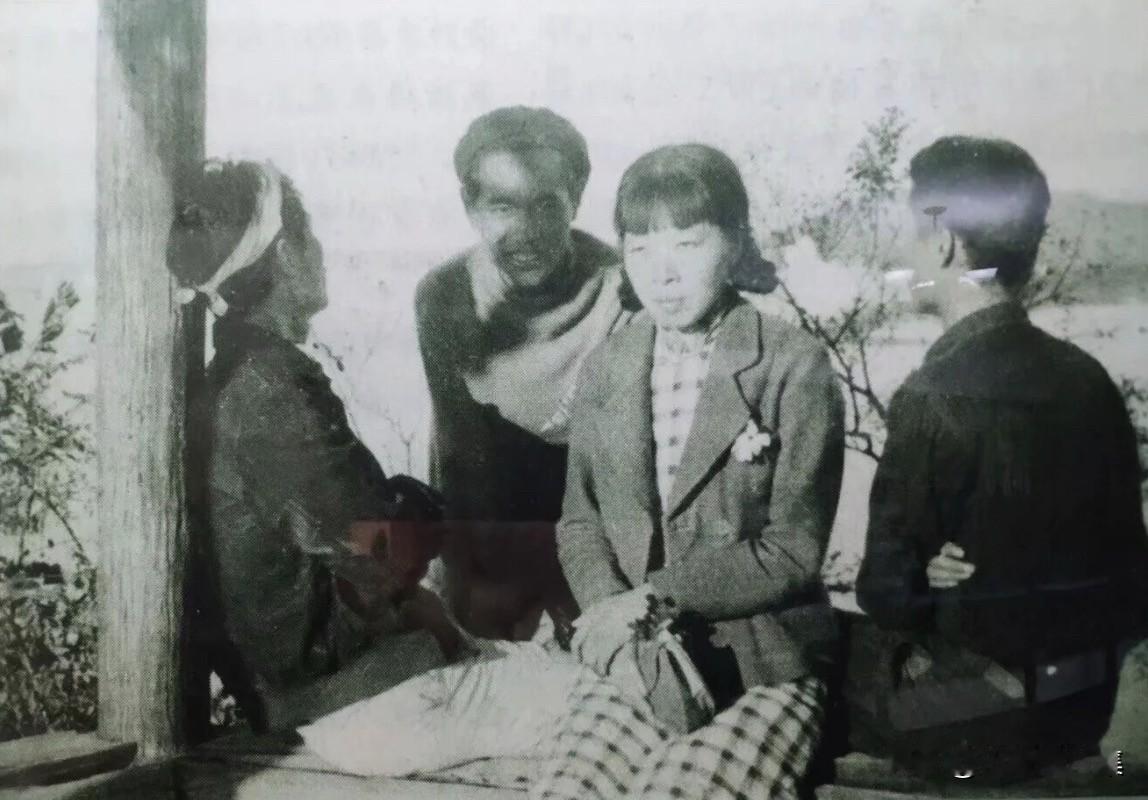 【老照片背后的故事155】
1937年9月，萧军、萧红离开上海抵达汉口，借住在诗