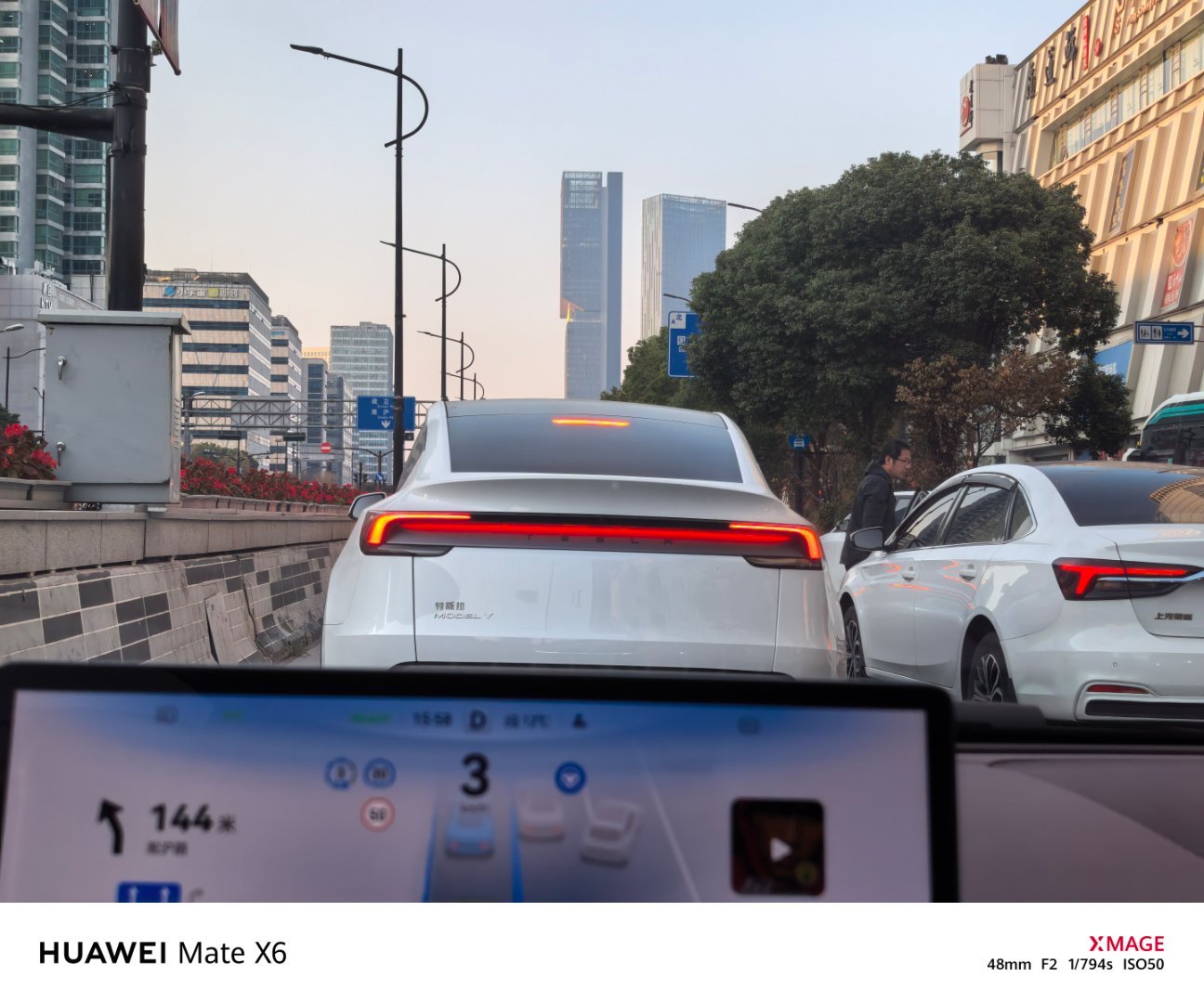 特斯拉焕新Model Y这个尾灯的漫反射大灯，光源本体的功率和流明度还是很高的哪