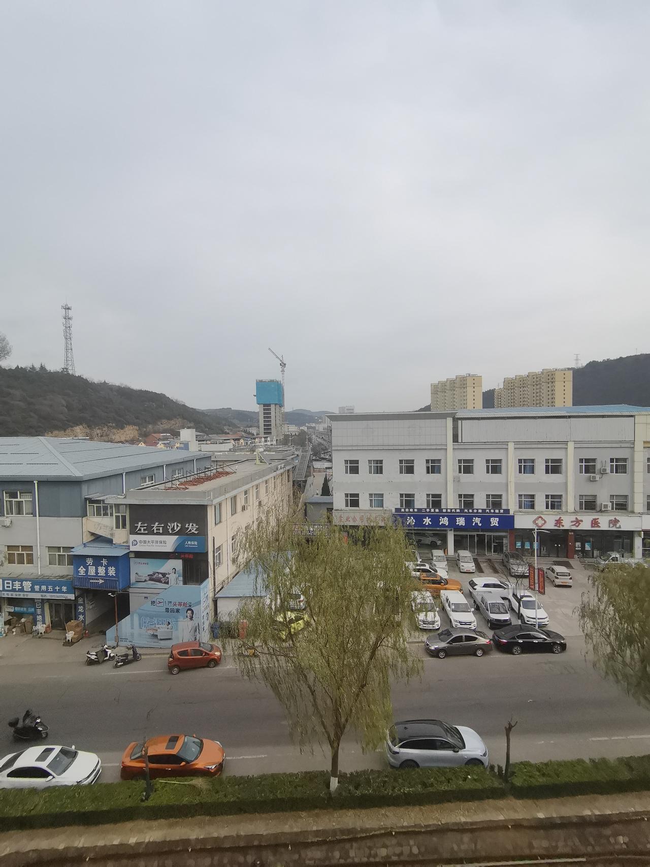 我的家乡是个小县城，两面环山，中间一条河流，县城就坐落在河流边上，我们这儿人少，