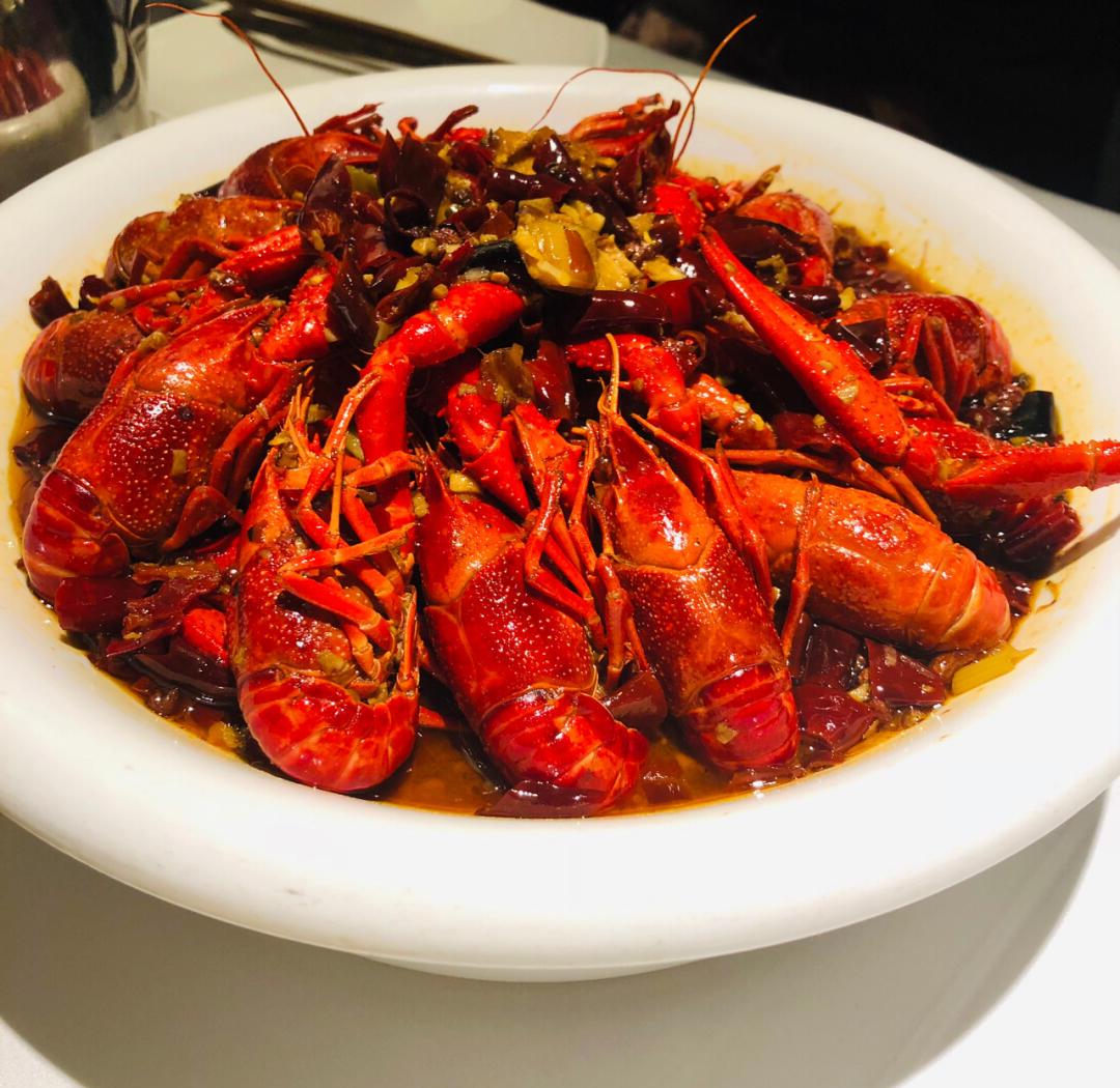 首都北京吃夜宵，这些特色都是安排！
北京夜宵推荐：
1、簋街：麻辣小龙虾、鸡煲、