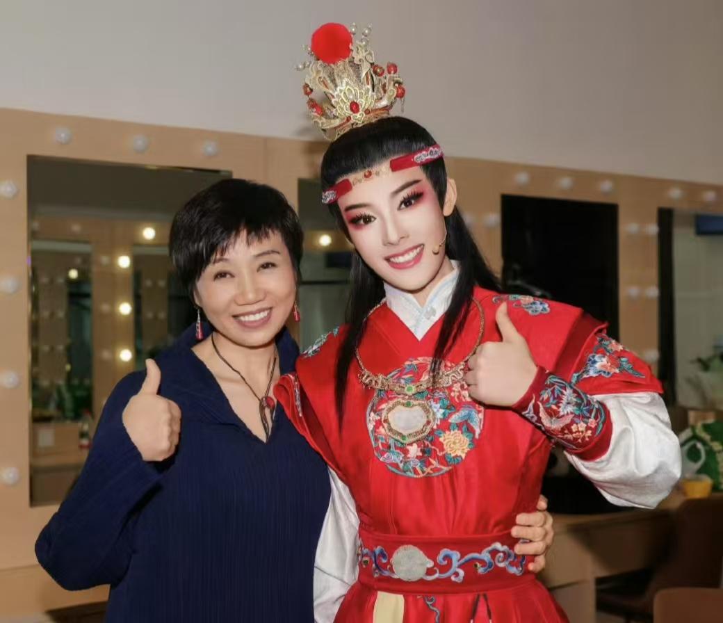 就想问下陈丽君，天天演贾宝玉，《红楼梦》看完了没？看不看得懂？没有其他意思，就是