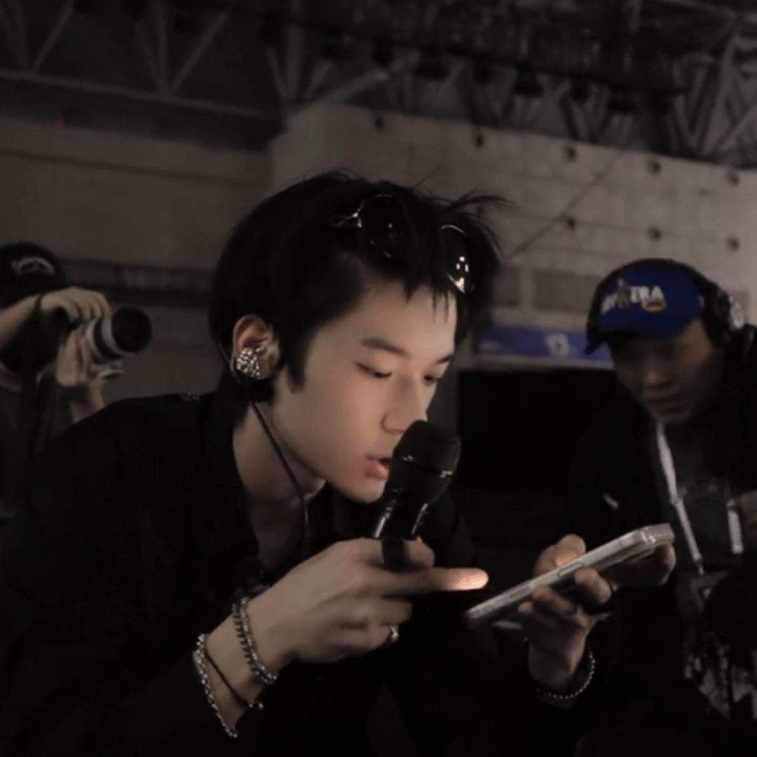 墨镜炸出来的两绺小毛毛可爱鸟了，，这个就是我呀，头上有两个妙脆角๑乛◡乛๑ 
