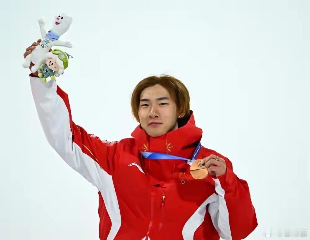 苏翊鸣疑似被日本裁判压分苏翊鸣第一跳很稳，第二跳触雪严重，第三条也有轻微失误，分