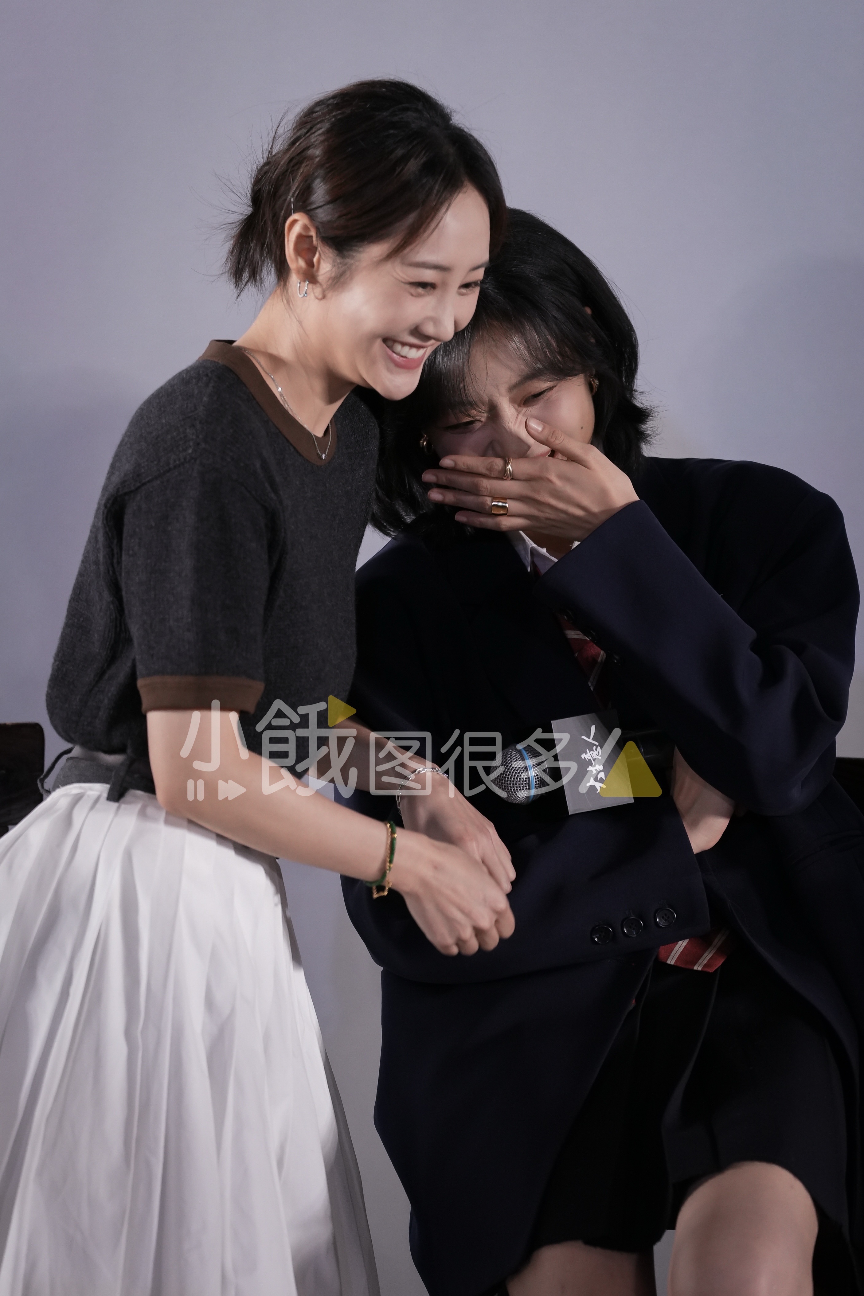 在《大生意人》剧中剑拔弩张的孙千、李纯两人，戏外是超甜姐妹花！两人没喝中药画面有