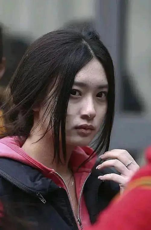 这是孟子义吗？怎么这么憔悴？ 