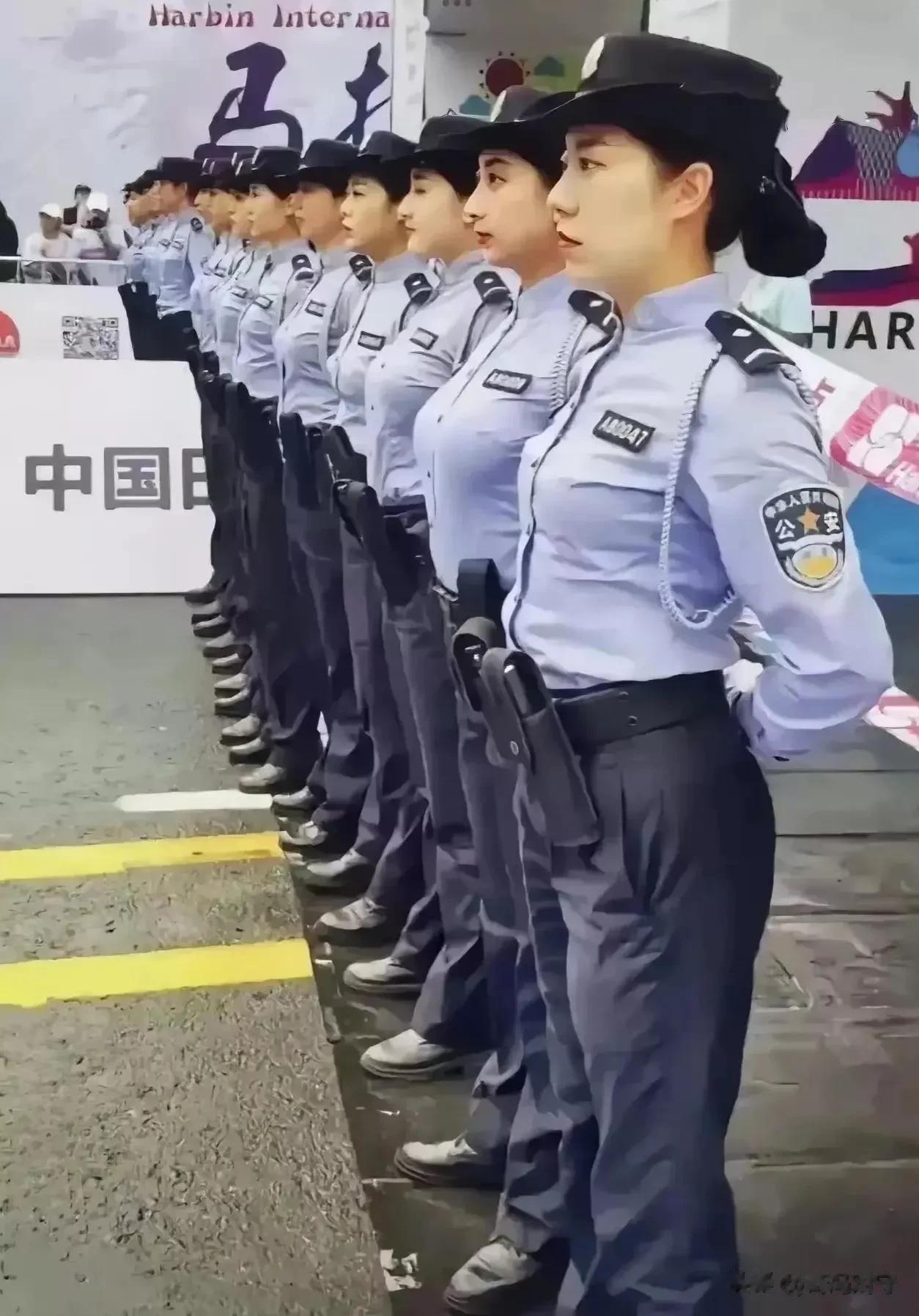 女人如此美丽！

女性穿职业装非常好看

特别是女警或者是女兵看起来更加让人心动