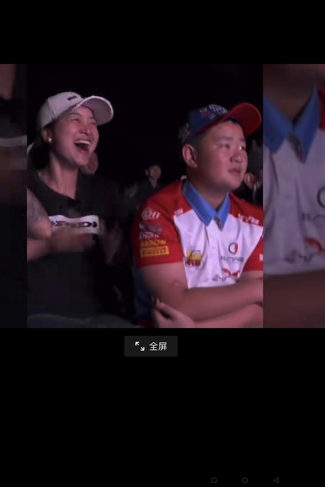 下面这几张照片，是张雪妻子陈星伊和儿子昨天晚上在重庆一起观看“张雪机车”参加荷兰