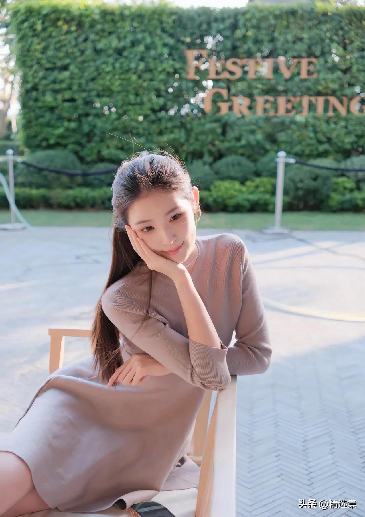 秋日暖阳下，优雅少女静坐，享受美好时光。