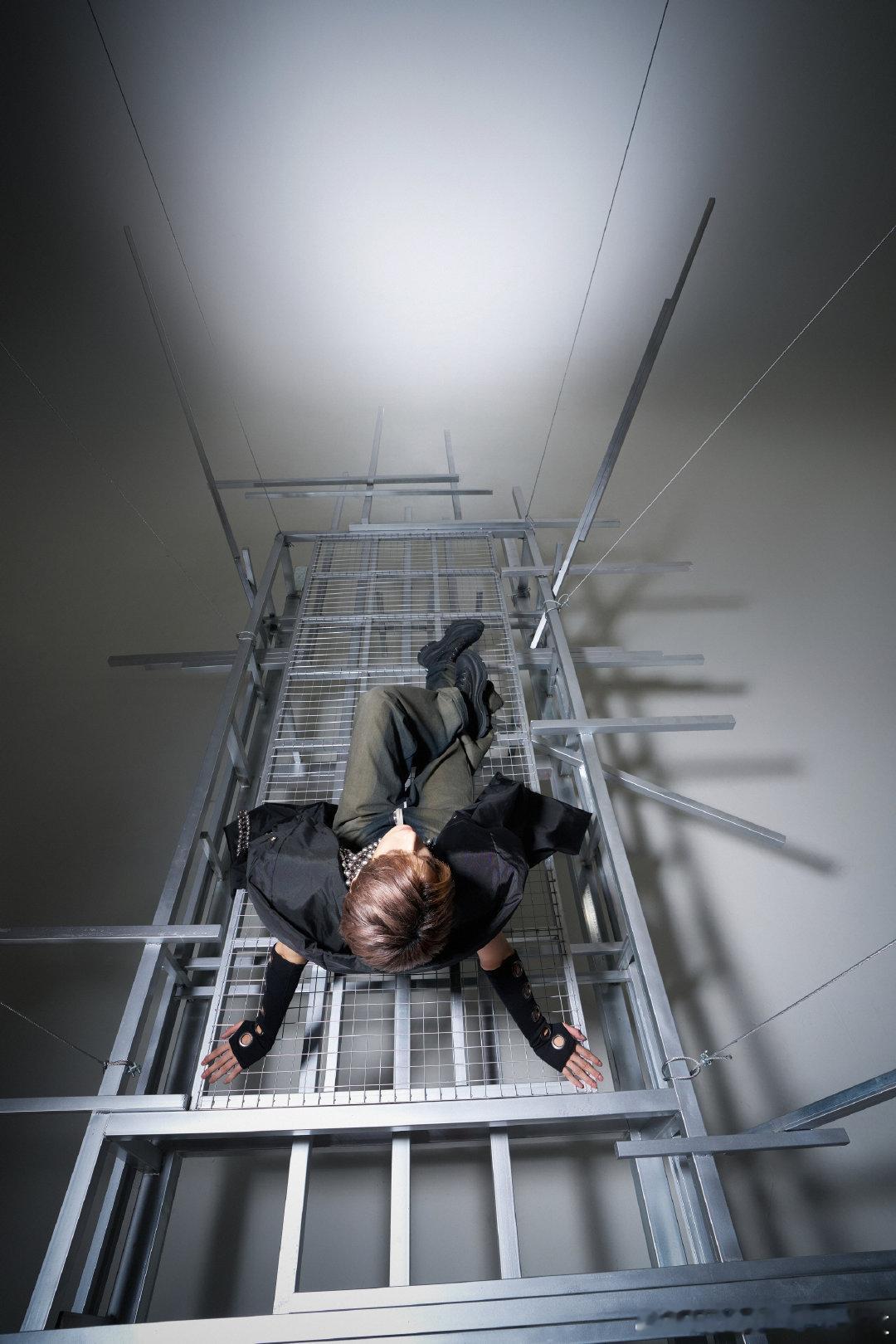 哦莫，所有人放下手中的工作，都来欣赏 《SAUCE》新歌花絮照，此男真的唱商美商