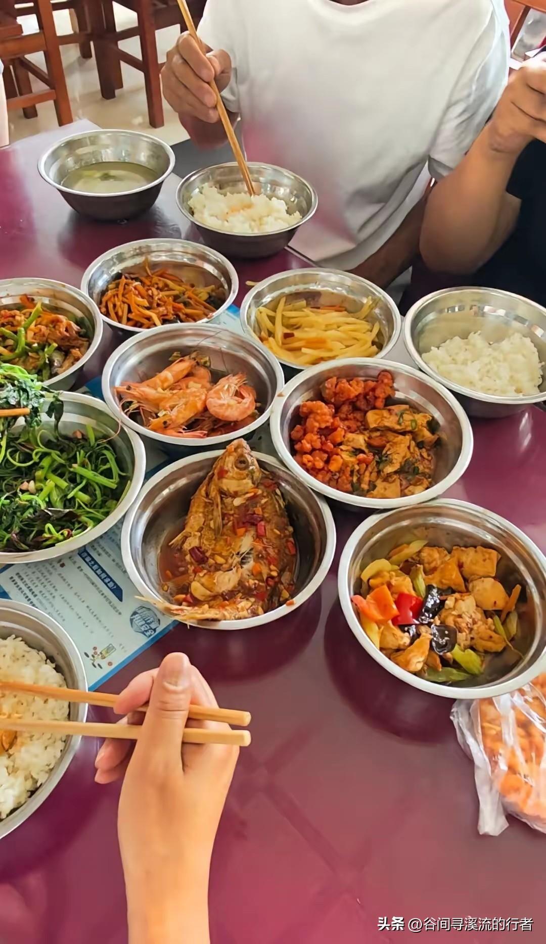 7口人8道菜60块！大学食堂为啥这么亲民？

中南民族大学开学，新疆新生一家7口