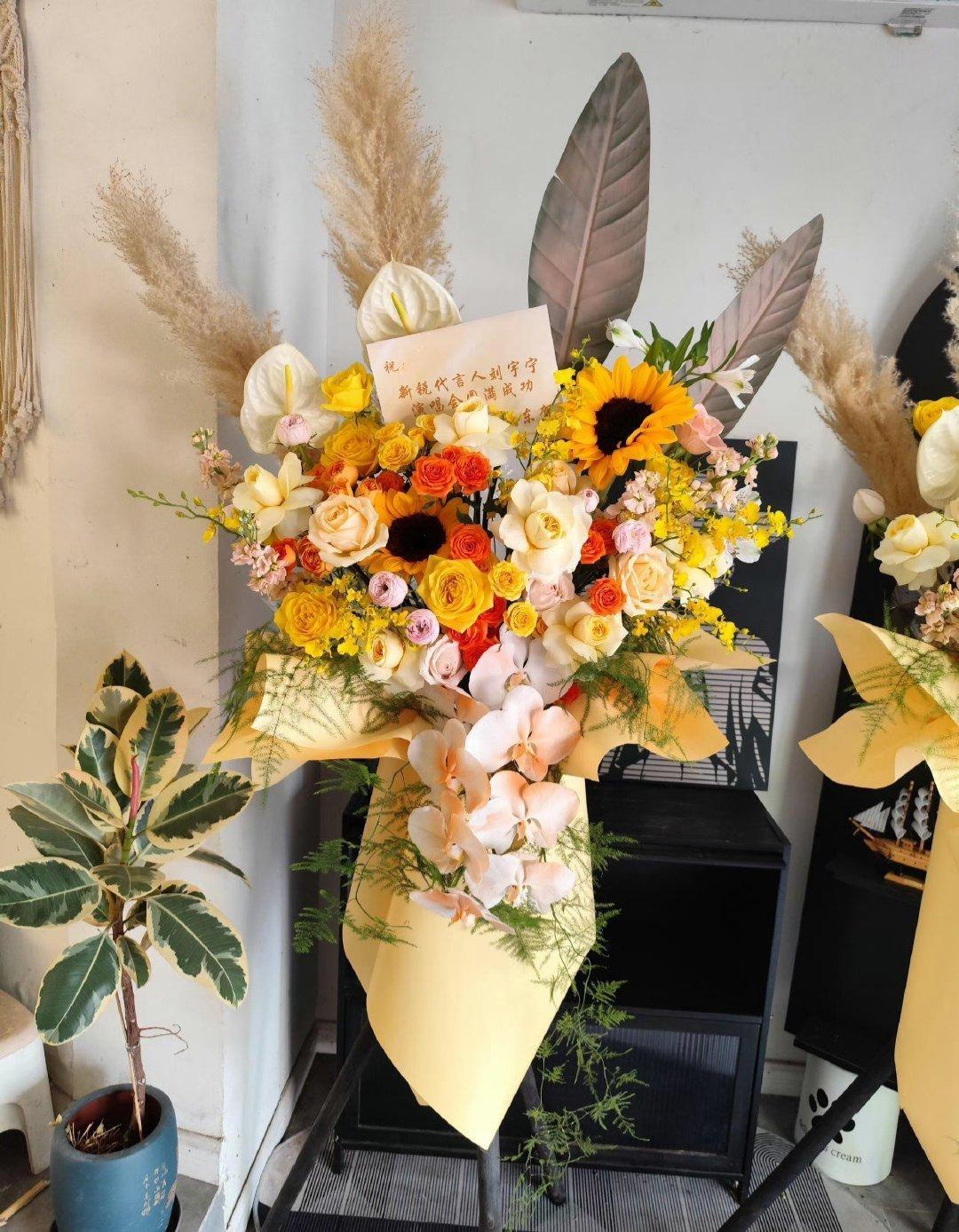 给刘宇宁的小纸条南京的风，是蓝色的海，也是金色的光。一整片蓝黄花海，是品牌与粉丝